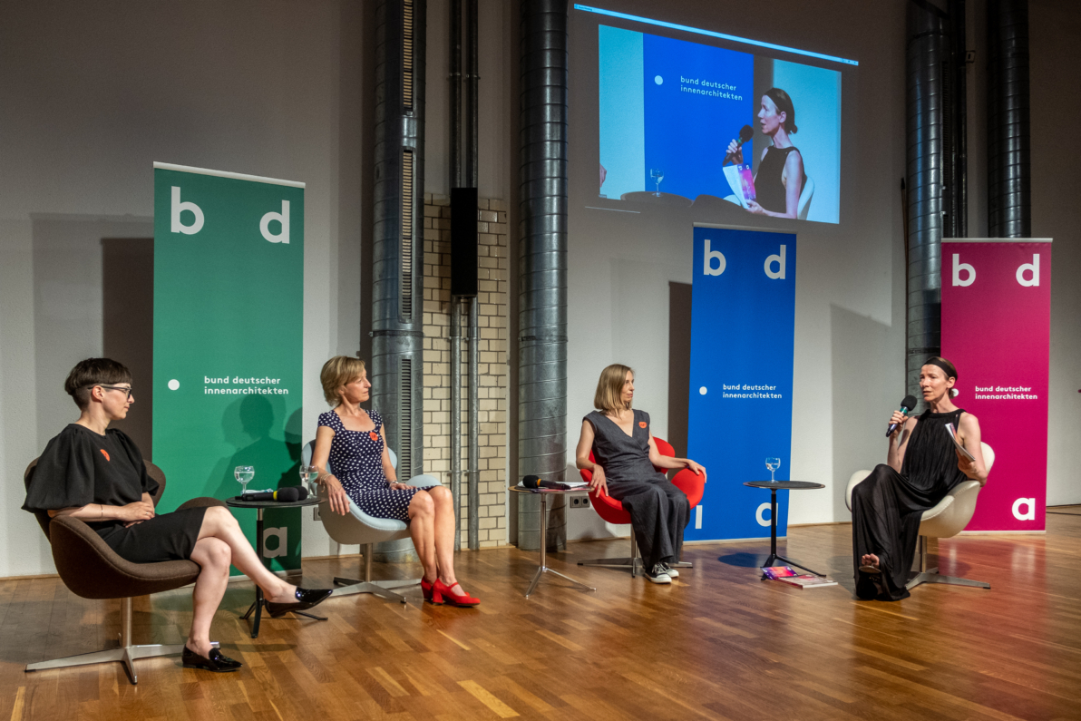 17. Juni 2021, 17:00 bis 18:30 Online Veranstaltung Die Innenarchitektur ist der einzige Architekturzweig, in dem Frauen bereits wirklich in der Überzahl sind und wichtige Positionen einnehmen. Warum sind es meist die männlichen Kollegen, die es auf die große Bühne schaffen? Im Rahmen des Women in Architecture WIA Berlin Festivals 2021 sprechen wir darüber mit den Innenarchitektinnen * Wencke Katharina Schoger (Reuter Schoger Architektur Innenarchitektur, Berlin), * Karin Götz (Raum Form Licht Farbe, Potsdam) und * Gabriela Hauser (buerohauser, Berlin). Moderiert wird das Gespräch von Prof. Sabine Keggenhoff, Innenarchitektin bdia (Keggenhoff | Partner, Arnsberg-Neheim) und Preisträgerin des Deutschen Innenarchitektur Preises 2019. Talk: 17:00 bis ca. 18:00 Uhr, anschließend Zeit für Fragen und Diskussion