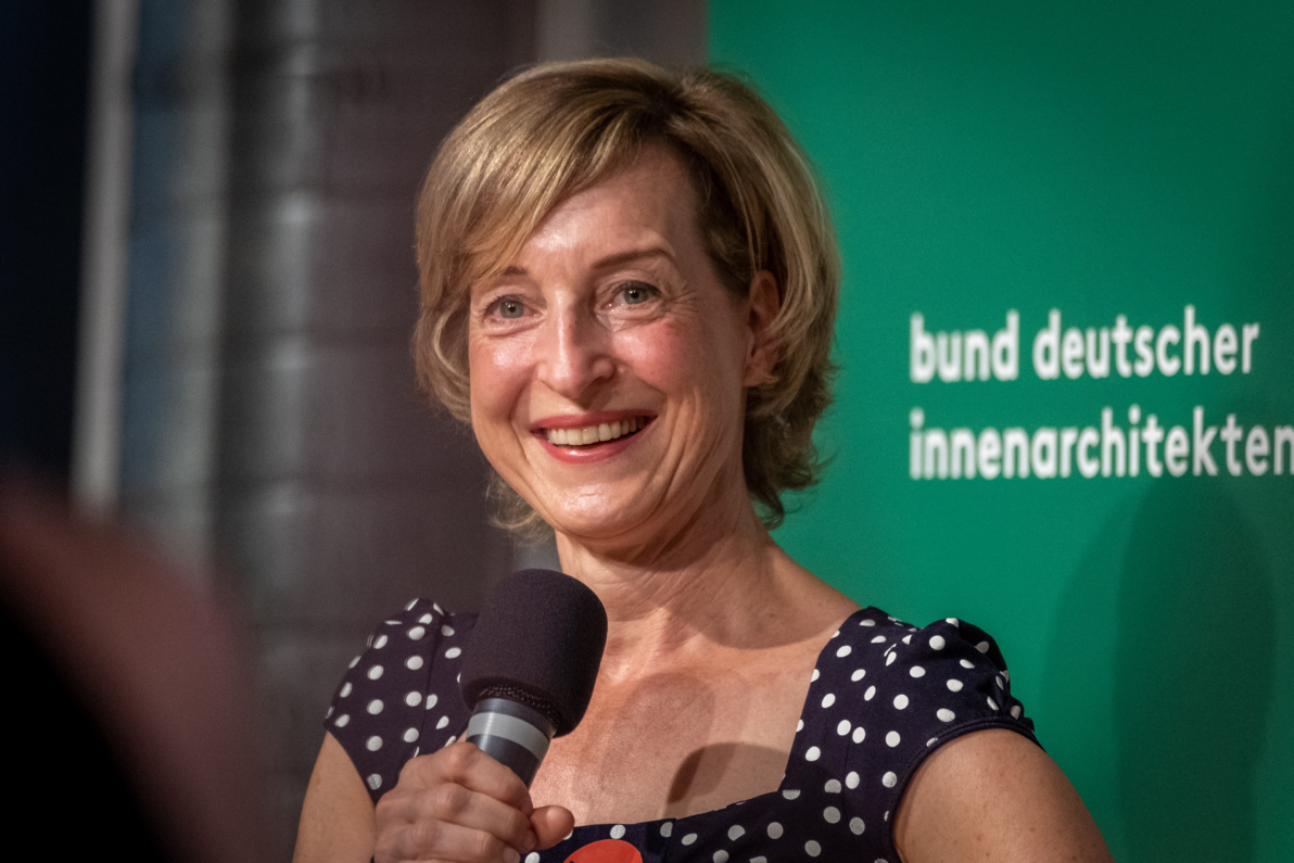 17. Juni 2021, 17:00 bis 18:30 Online Veranstaltung Die Innenarchitektur ist der einzige Architekturzweig, in dem Frauen bereits wirklich in der Überzahl sind und wichtige Positionen einnehmen. Warum sind es meist die männlichen Kollegen, die es auf die große Bühne schaffen? Im Rahmen des Women in Architecture WIA Berlin Festivals 2021 sprechen wir darüber mit den Innenarchitektinnen * Wencke Katharina Schoger (Reuter Schoger Architektur Innenarchitektur, Berlin), * Karin Götz (Raum Form Licht Farbe, Potsdam) und * Gabriela Hauser (buerohauser, Berlin). Moderiert wird das Gespräch von Prof. Sabine Keggenhoff, Innenarchitektin bdia (Keggenhoff | Partner, Arnsberg-Neheim) und Preisträgerin des Deutschen Innenarchitektur Preises 2019. Talk: 17:00 bis ca. 18:00 Uhr, anschließend Zeit für Fragen und Diskussion