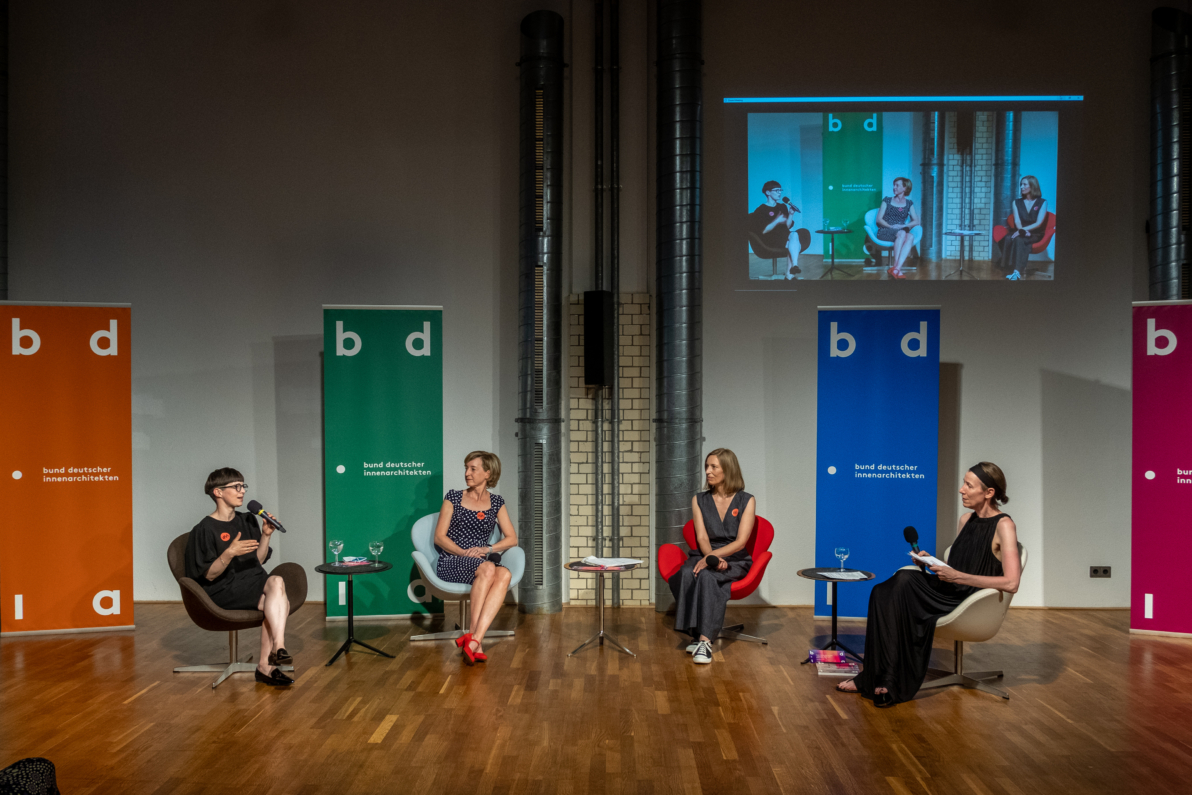 17. Juni 2021, 17:00 bis 18:30 Online Veranstaltung Die Innenarchitektur ist der einzige Architekturzweig, in dem Frauen bereits wirklich in der Überzahl sind und wichtige Positionen einnehmen. Warum sind es meist die männlichen Kollegen, die es auf die große Bühne schaffen? Im Rahmen des Women in Architecture WIA Berlin Festivals 2021 sprechen wir darüber mit den Innenarchitektinnen * Wencke Katharina Schoger (Reuter Schoger Architektur Innenarchitektur, Berlin), * Karin Götz (Raum Form Licht Farbe, Potsdam) und * Gabriela Hauser (buerohauser, Berlin). Moderiert wird das Gespräch von Prof. Sabine Keggenhoff, Innenarchitektin bdia (Keggenhoff | Partner, Arnsberg-Neheim) und Preisträgerin des Deutschen Innenarchitektur Preises 2019. Talk: 17:00 bis ca. 18:00 Uhr, anschließend Zeit für Fragen und Diskussion