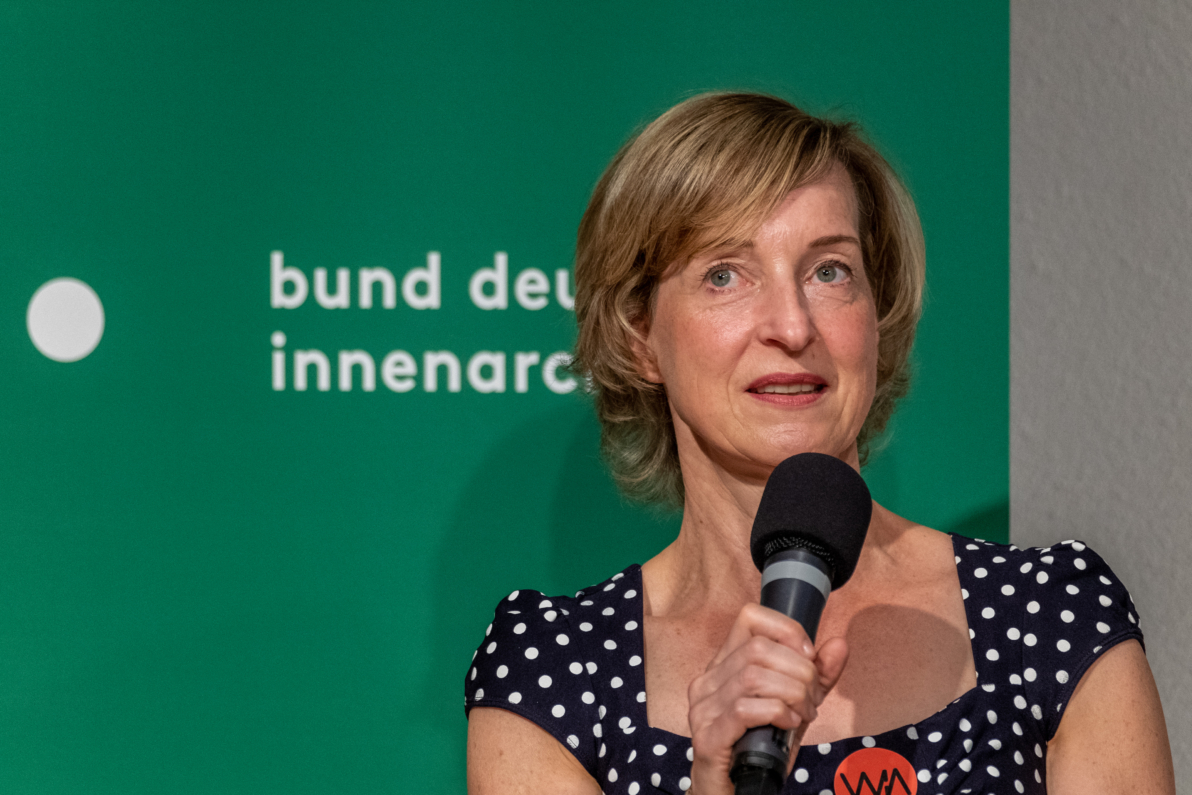 17. Juni 2021, 17:00 bis 18:30 Online Veranstaltung Die Innenarchitektur ist der einzige Architekturzweig, in dem Frauen bereits wirklich in der Überzahl sind und wichtige Positionen einnehmen. Warum sind es meist die männlichen Kollegen, die es auf die große Bühne schaffen? Im Rahmen des Women in Architecture WIA Berlin Festivals 2021 sprechen wir darüber mit den Innenarchitektinnen * Wencke Katharina Schoger (Reuter Schoger Architektur Innenarchitektur, Berlin), * Karin Götz (Raum Form Licht Farbe, Potsdam) und * Gabriela Hauser (buerohauser, Berlin). Moderiert wird das Gespräch von Prof. Sabine Keggenhoff, Innenarchitektin bdia (Keggenhoff | Partner, Arnsberg-Neheim) und Preisträgerin des Deutschen Innenarchitektur Preises 2019. Talk: 17:00 bis ca. 18:00 Uhr, anschließend Zeit für Fragen und Diskussion