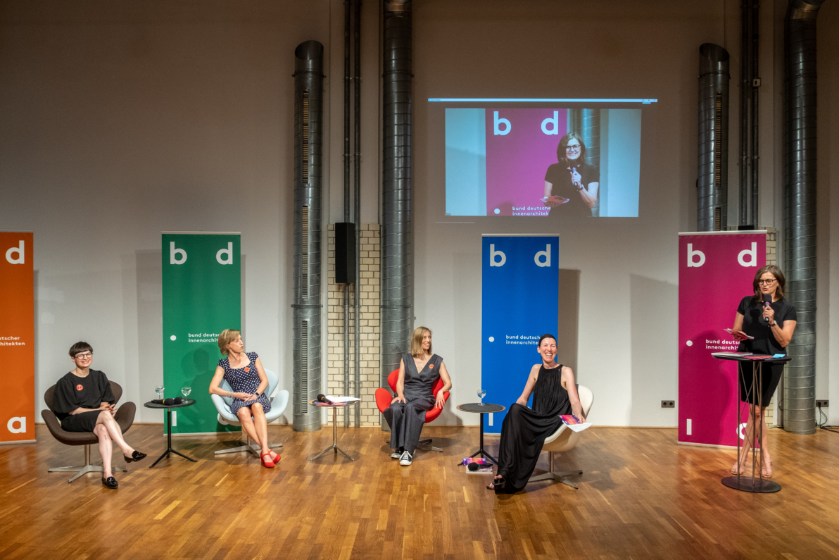 17. Juni 2021, 17:00 bis 18:30 Online Veranstaltung Die Innenarchitektur ist der einzige Architekturzweig, in dem Frauen bereits wirklich in der Überzahl sind und wichtige Positionen einnehmen. Warum sind es meist die männlichen Kollegen, die es auf die große Bühne schaffen? Im Rahmen des Women in Architecture WIA Berlin Festivals 2021 sprechen wir darüber mit den Innenarchitektinnen * Wencke Katharina Schoger (Reuter Schoger Architektur Innenarchitektur, Berlin), * Karin Götz (Raum Form Licht Farbe, Potsdam) und * Gabriela Hauser (buerohauser, Berlin). Moderiert wird das Gespräch von Prof. Sabine Keggenhoff, Innenarchitektin bdia (Keggenhoff | Partner, Arnsberg-Neheim) und Preisträgerin des Deutschen Innenarchitektur Preises 2019. Talk: 17:00 bis ca. 18:00 Uhr, anschließend Zeit für Fragen und Diskussion
