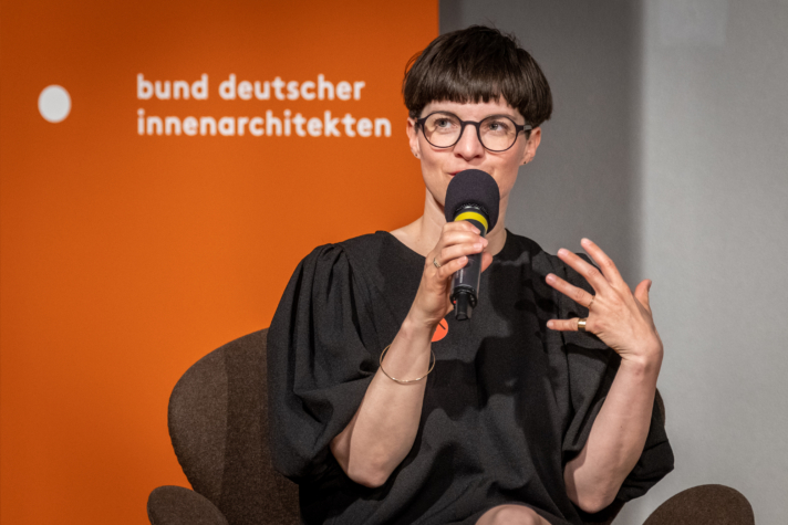 17. Juni 2021, 17:00 bis 18:30 Online Veranstaltung Die Innenarchitektur ist der einzige Architekturzweig, in dem Frauen bereits wirklich in der Überzahl sind und wichtige Positionen einnehmen. Warum sind es meist die männlichen Kollegen, die es auf die große Bühne schaffen? Im Rahmen des Women in Architecture WIA Berlin Festivals 2021 sprechen wir darüber mit den Innenarchitektinnen * Wencke Katharina Schoger (Reuter Schoger Architektur Innenarchitektur, Berlin), * Karin Götz (Raum Form Licht Farbe, Potsdam) und * Gabriela Hauser (buerohauser, Berlin). Moderiert wird das Gespräch von Prof. Sabine Keggenhoff, Innenarchitektin bdia (Keggenhoff | Partner, Arnsberg-Neheim) und Preisträgerin des Deutschen Innenarchitektur Preises 2019. Talk: 17:00 bis ca. 18:00 Uhr, anschließend Zeit für Fragen und Diskussion