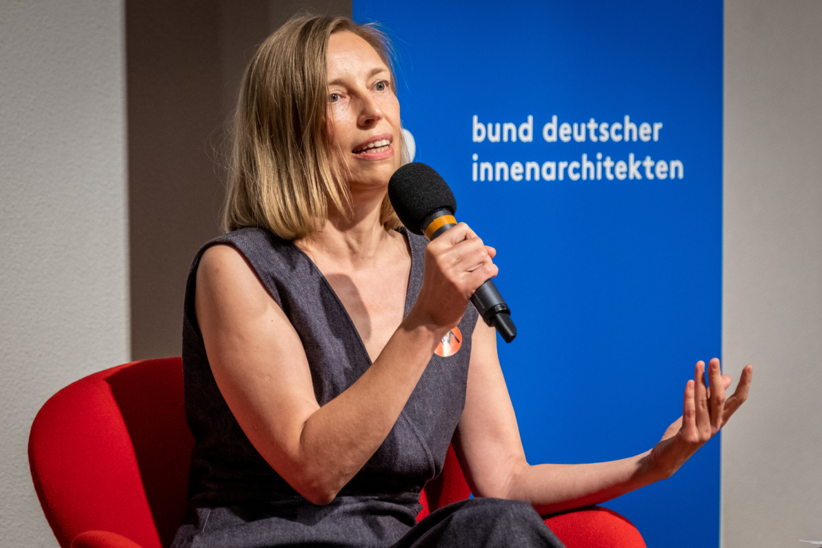 17. Juni 2021, 17:00 bis 18:30 Online Veranstaltung Die Innenarchitektur ist der einzige Architekturzweig, in dem Frauen bereits wirklich in der Überzahl sind und wichtige Positionen einnehmen. Warum sind es meist die männlichen Kollegen, die es auf die große Bühne schaffen? Im Rahmen des Women in Architecture WIA Berlin Festivals 2021 sprechen wir darüber mit den Innenarchitektinnen * Wencke Katharina Schoger (Reuter Schoger Architektur Innenarchitektur, Berlin), * Karin Götz (Raum Form Licht Farbe, Potsdam) und * Gabriela Hauser (buerohauser, Berlin). Moderiert wird das Gespräch von Prof. Sabine Keggenhoff, Innenarchitektin bdia (Keggenhoff | Partner, Arnsberg-Neheim) und Preisträgerin des Deutschen Innenarchitektur Preises 2019. Talk: 17:00 bis ca. 18:00 Uhr, anschließend Zeit für Fragen und Diskussion