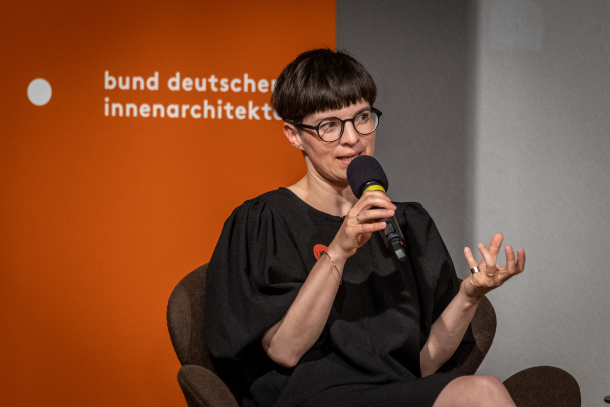 17. Juni 2021, 17:00 bis 18:30 Online Veranstaltung Die Innenarchitektur ist der einzige Architekturzweig, in dem Frauen bereits wirklich in der Überzahl sind und wichtige Positionen einnehmen. Warum sind es meist die männlichen Kollegen, die es auf die große Bühne schaffen? Im Rahmen des Women in Architecture WIA Berlin Festivals 2021 sprechen wir darüber mit den Innenarchitektinnen * Wencke Katharina Schoger (Reuter Schoger Architektur Innenarchitektur, Berlin), * Karin Götz (Raum Form Licht Farbe, Potsdam) und * Gabriela Hauser (buerohauser, Berlin). Moderiert wird das Gespräch von Prof. Sabine Keggenhoff, Innenarchitektin bdia (Keggenhoff | Partner, Arnsberg-Neheim) und Preisträgerin des Deutschen Innenarchitektur Preises 2019. Talk: 17:00 bis ca. 18:00 Uhr, anschließend Zeit für Fragen und Diskussion