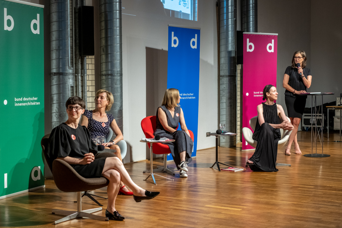 17. Juni 2021, 17:00 bis 18:30 Online Veranstaltung Die Innenarchitektur ist der einzige Architekturzweig, in dem Frauen bereits wirklich in der Überzahl sind und wichtige Positionen einnehmen. Warum sind es meist die männlichen Kollegen, die es auf die große Bühne schaffen? Im Rahmen des Women in Architecture WIA Berlin Festivals 2021 sprechen wir darüber mit den Innenarchitektinnen * Wencke Katharina Schoger (Reuter Schoger Architektur Innenarchitektur, Berlin), * Karin Götz (Raum Form Licht Farbe, Potsdam) und * Gabriela Hauser (buerohauser, Berlin). Moderiert wird das Gespräch von Prof. Sabine Keggenhoff, Innenarchitektin bdia (Keggenhoff | Partner, Arnsberg-Neheim) und Preisträgerin des Deutschen Innenarchitektur Preises 2019. Talk: 17:00 bis ca. 18:00 Uhr, anschließend Zeit für Fragen und Diskussion
