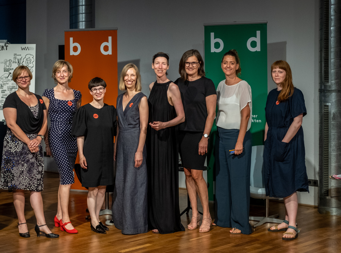 17. Juni 2021, 17:00 bis 18:30 Online Veranstaltung Die Innenarchitektur ist der einzige Architekturzweig, in dem Frauen bereits wirklich in der Überzahl sind und wichtige Positionen einnehmen. Warum sind es meist die männlichen Kollegen, die es auf die große Bühne schaffen? Im Rahmen des Women in Architecture WIA Berlin Festivals 2021 sprechen wir darüber mit den Innenarchitektinnen * Wencke Katharina Schoger (Reuter Schoger Architektur Innenarchitektur, Berlin), * Karin Götz (Raum Form Licht Farbe, Potsdam) und * Gabriela Hauser (buerohauser, Berlin). Moderiert wird das Gespräch von Prof. Sabine Keggenhoff, Innenarchitektin bdia (Keggenhoff | Partner, Arnsberg-Neheim) und Preisträgerin des Deutschen Innenarchitektur Preises 2019. Talk: 17:00 bis ca. 18:00 Uhr, anschließend Zeit für Fragen und Diskussion