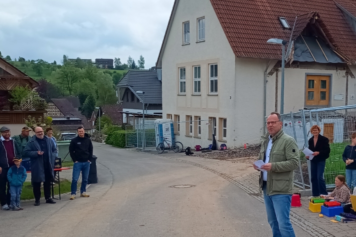 Grundschule Egenhausen, Bürgermeister Sven Holder beim Spatenstich